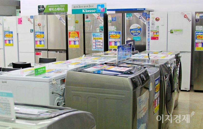 대유위니아그룹의 가전계열사 위니아딤채가 지난해 호실적 기조를 이어가며 적자 폭을 축소하는 등 1분기 실적 개선에 성공했다. 가전 전문매장에 있는 위니아 클라쎄 냉장고. 사진=이민섭 기자