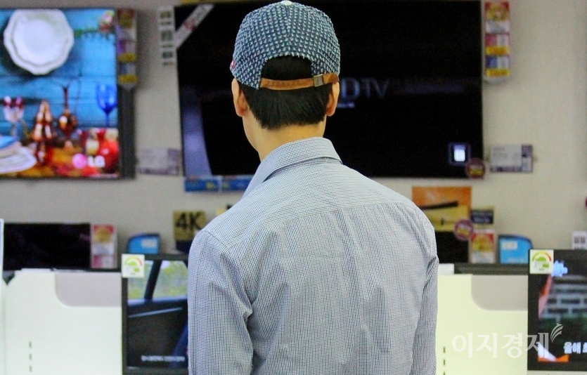 냉장고, 세탁기 등 전통 가전을 비롯해 감염병 정국과 1, 2인 가구 증가에 따른 공기청정기, 제습기 등 주방·생활가전도 위니아딤채의 고실적을 견인했다. 20대 독신 남성이 가전 매장에서 위니아딤채 1인 가전을 고르고 있다. 사진=이민섭 기자