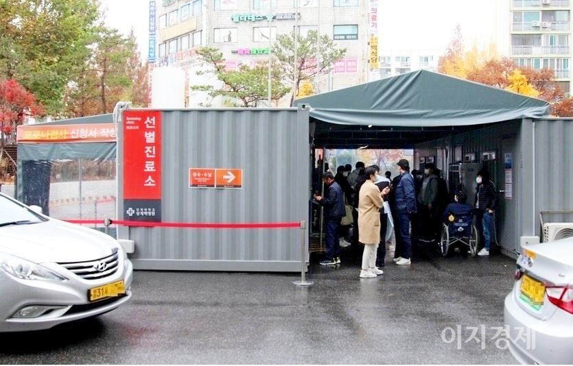 질병관리청에 따르면 30일 코로나19 신규 확진자가 480명 늘어 누적 13만9910명으로 집계됐다. 서울 노원구 상계백병원 선별검사소. 사진=김보람 기자