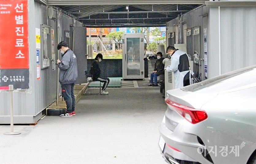 코로나19 신규 확진자가 25일 516명 발생했다. 서울 노원구 상계백병원 선별진료소 모습. 사진=김보람 기자