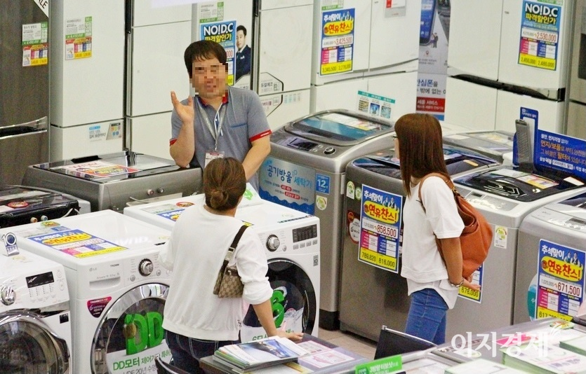 위니아딤채는 실적 증가세를 지속하기 위해 고객 욕구 변화를 감안한 제품 출시 등 라인업 확대에 주력한다. 주부들이 가전 전문매장에서 위니아딤채 제품에 대해 문의하고 있다. 사진=이민섭 기자