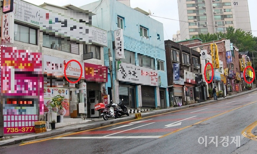 이들 통닭집에서는 튀긴 통닭과 함께 후라이드치킨, 양념치킨 등을 모두 취급한다. 이들 세 점포가 경쟁 상대인 셈이다. 사진=정수남 기자