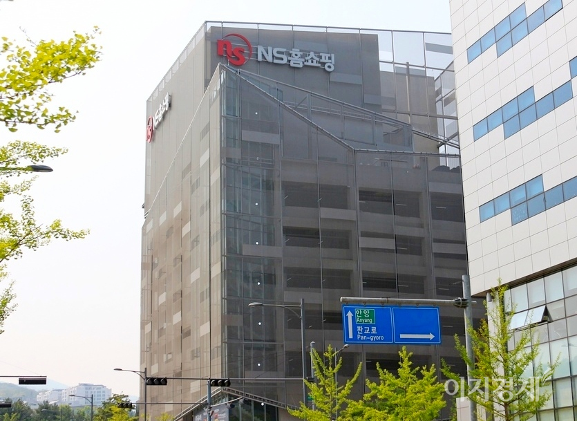 김 회장은 54년간 꾸준한 경영으로 매출 7조원의 현재 하림그룹을 일궜다. 성남시 판교 ns홈쇼핑 사옥. 사진=김보람 기자