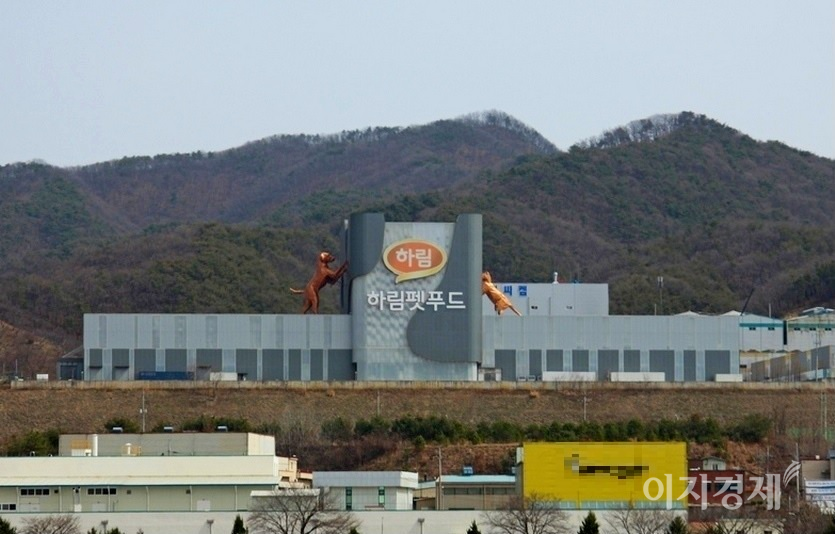 김 회장은 사업다각화를 위해 2014년 충남 공주에 반려동물 사료 공장을 준공했다. 사진=김보람 기자