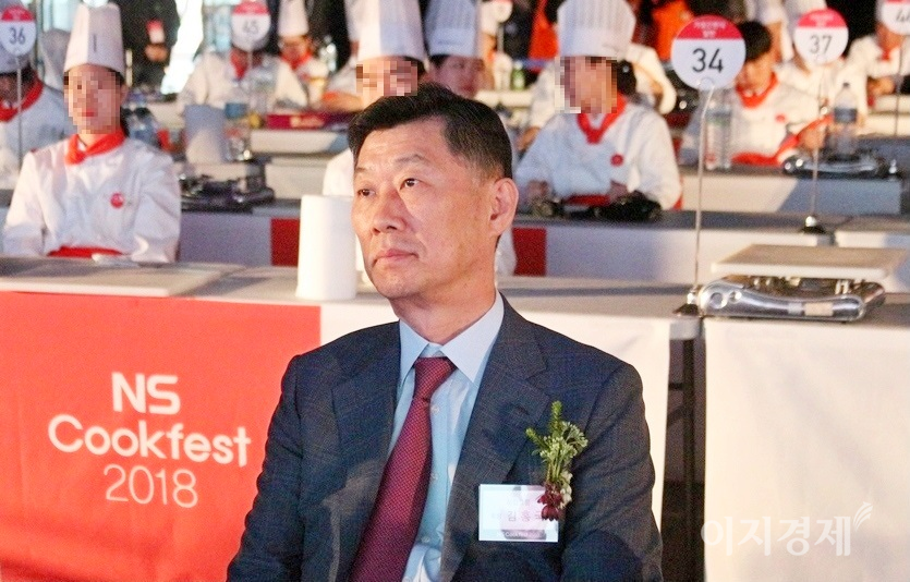 김 회장은 팬오션과의 시너지로 항공 물류역량을 확보한다는 전략이다. ns홈쇼핑이 개최하는 요리대회에 참석한 김 회장이 시상을 하기 위해 대기하고 있다. 사진=김보람 기자