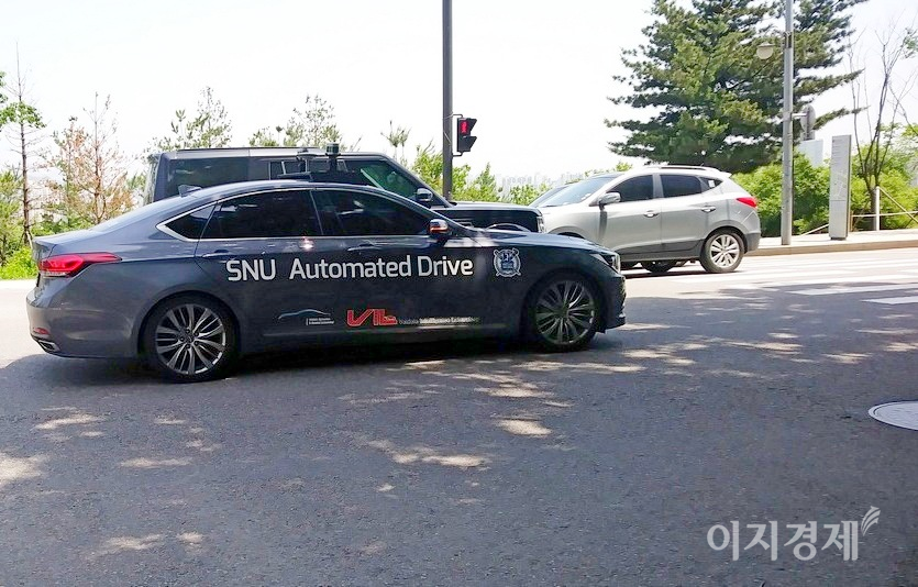서울대가 제네시스에 구현한 자율주행차가 서울 여의도를 달리다 횡단보도 앞에서 멈췄다. 사진=정수남 기자