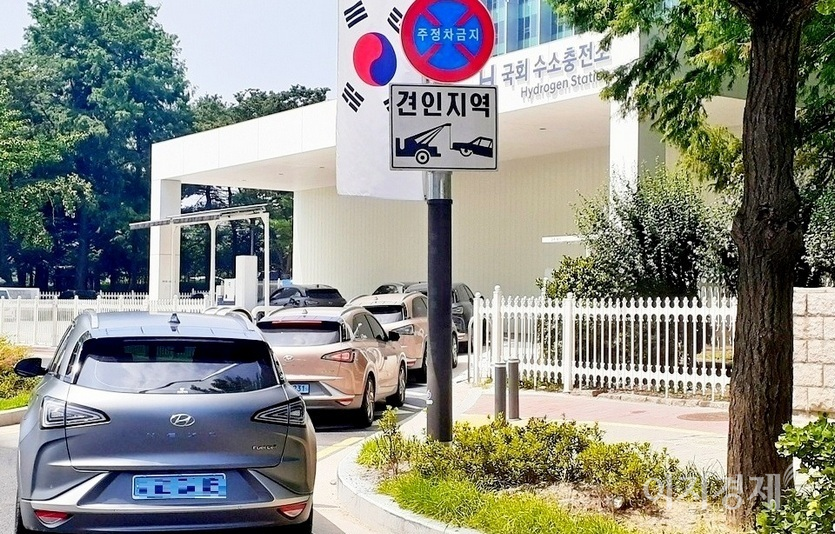 현대차는 2018년 하반기 세계 최초로 수소전기차 넦쏘를 상용화하면서 미래 모빌리티 시장 선점에 나섰다. 현대차 넥쏘가 수소충전을 위해 서울 여의도 국회 충전소에 줄지어 있다. 사진=정수남 기자