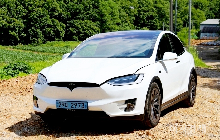 종전 세계 전기차 시장을 주름 잡은 테슬라의 모델X. 사진=정수남 기자