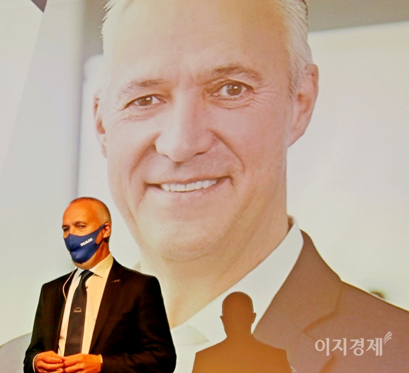 고란 뉘베그 총괄부회장은 한국울 비롯해 아태지역에 대한 만트럭버스의 전략 등을 소개했다. 사진=정수남 기자