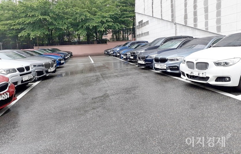 차량 앞쪽에는 차를 댈 수 있는 충분한 공간이 있으며, 여기서 50m 떨어진 곳에는 방배전시장 전용주차장이 있다. 사진= 정수남 기자