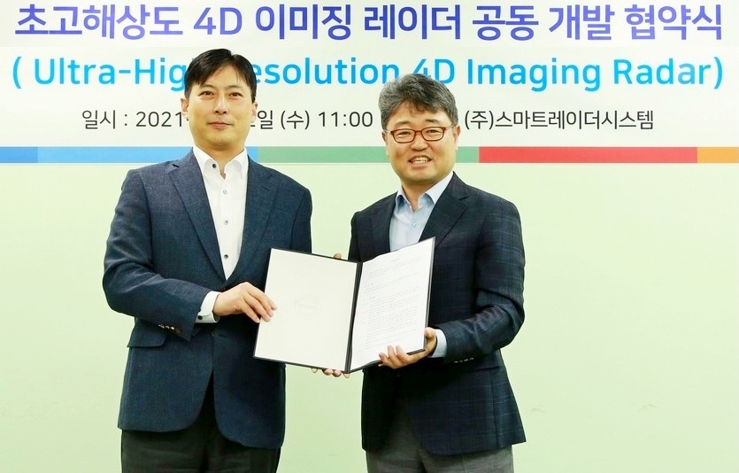 만도 ADAS BU R&D 강형진 센터장(왼쪽)과 SRS 김용환 대표(오른쪽)가 판교 SRS에서 공동 개발 협약 체결 후 기념 촬영을 하고 있다. 사진=한라그룹