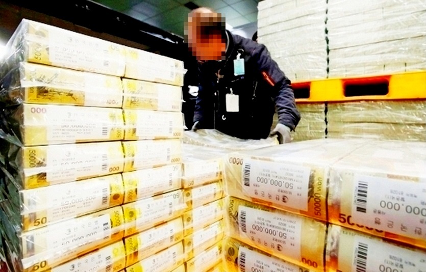 당정이 20조~30조원 상당의 2차 추가경정예산안을 편성해, 소상공인과 특수형태근로종사자 등 취약계층을 맞춤형으로 지원하는 한편, 국민에게 재난지원금 지급을 추진한다. 사진=조폐공사