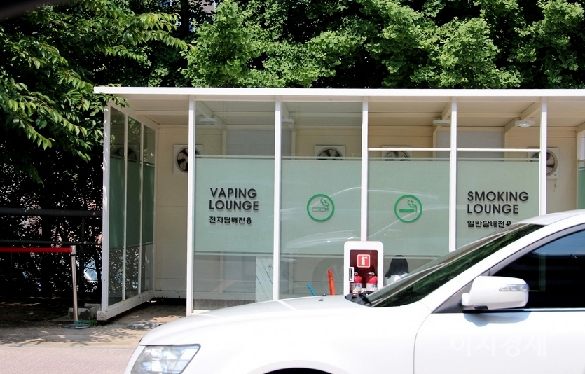 흡연부스에 전자담배와 일반(필터)담배 부스가 나뉘어져 있다. 냄새에 따른 구분이라는 게 학교 측 설명이다. 사진=정수남 기자