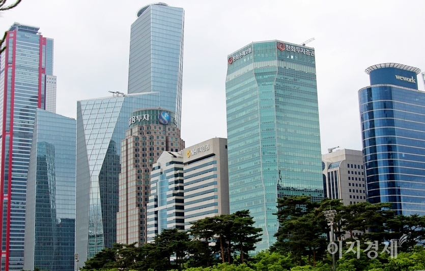 7일 코스피가 전 거래일(3240.08)보다 12.04포인트(0.37%) 오른 3252.12에 장을 마감했다. 서울 영등포구 여의도 증권가. 사진=양지훈 기자