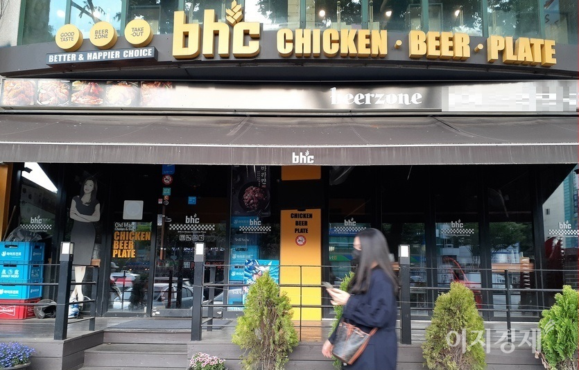 제너시스 BBQ는 자매 브랜드 ‘bhc’를 미국계 사모펀드 로하틴그룹에 2013년 1200억원에 팔았다. 사진=김보람 기자