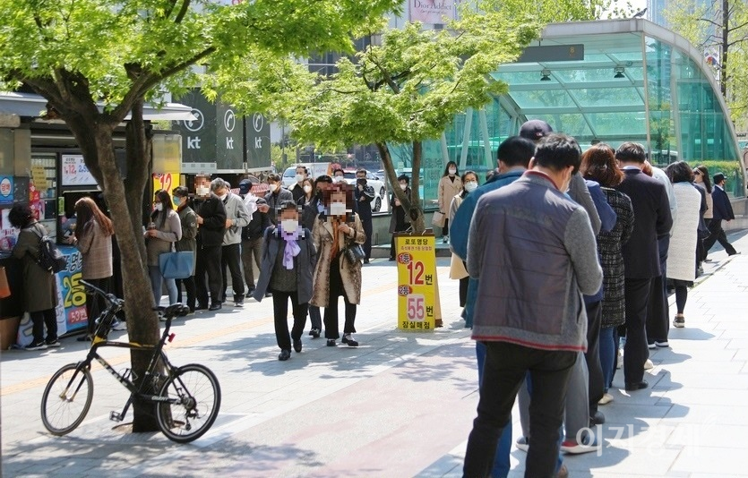 반면, 로또 명당으로 이름난 곳은 여전히 성업하고 있다. 서울 잠실에 있는 로또 명당점에 로또를 사기 위해 줄이 길게 만들어 졌다. 사진=정수남 기자