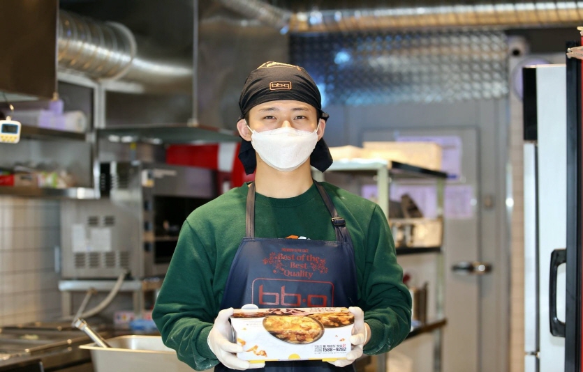 지난달에만 9000만원의 매출을 올린 정성엽 BBQ 평촌중앙점 가맹점주가 기념 촬영을 하고 있다. 사진=BBQ