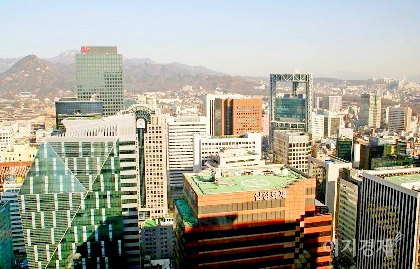 손보 업계는 카카오손보가 돌풍을 일으킬 것이라는 관측과 함께 ‘찻잔 속의 태풍’으로 영향이 제한적이라는 예상를 각각 내고 있다. 보험사 본사가 대거 위치한 서울 중구과 종로구 전경. 사진=양지훈 기자