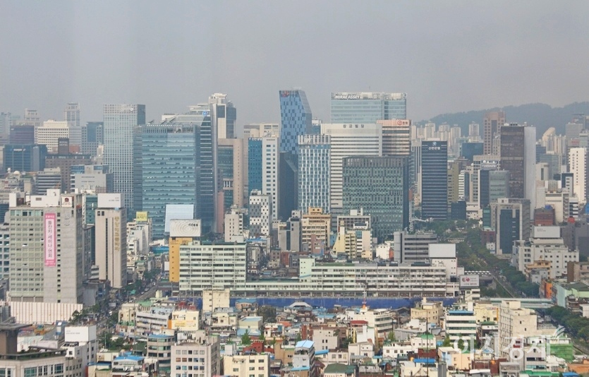 지난해 매출 상위 100대 기업의 매출액과 영업이익이 코로나19 영향으로 2019년보다 감소했다. 상위 100대 대기업 본사가 대거 자리한 서울 종로구, 중구 전경. 사진=양지훈 기자