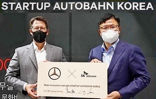 (왼쪽부터)토마스 클라인 대표와 하형일 센터장이 유망 스타트업 발굴과 사업 협력을 위한 협약 체결 후 기념사진을 찍고 있다. 사진=SKT