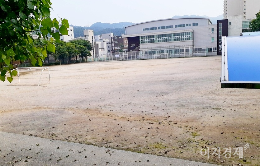 아이들은 학교에 가는 날도 친구들과 이야기를 하지 않고, 수업하고, 급식만 먹고 집에 온다. 학교 운동장이 텅빈 이유이다. 아울러 아이들이 없어 운동장은 이름 모를 풀이 자라고, 낙엽이 뒹구는 등 황량한 모습이다. 사진=정수남 기자