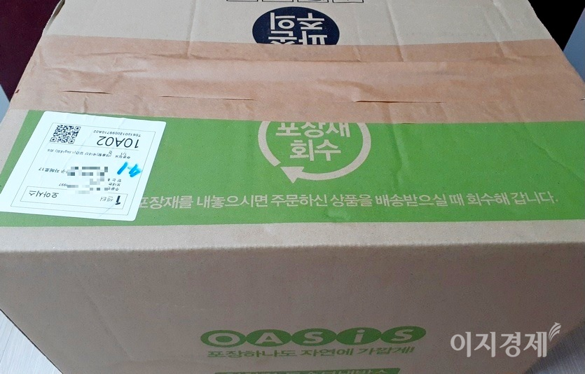 본지 보도 이후 오아시스는 종이 박스테이프를 사용하고, 박스에 붙이는 택배용지도 재활용이 가능한 종이 용지를 사용하고 있다. 사진=정수남 기자