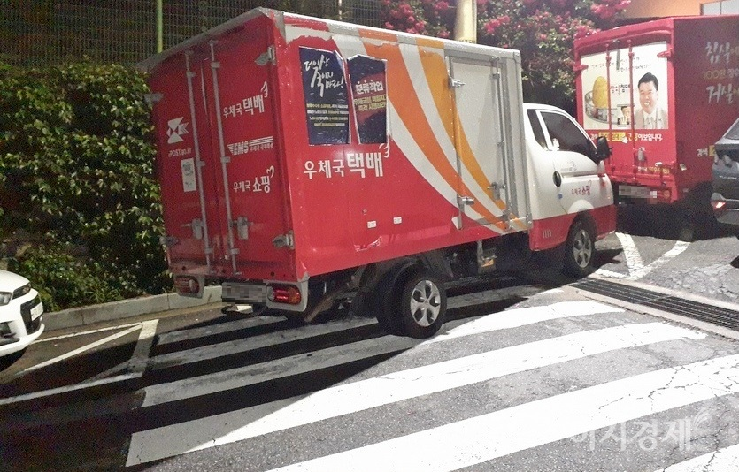 수도권 도시 주택가 횡단보도에 늘 주차하던 장수돌침대 배송 차량도 본지 보도 이후 주택가 주차 구역에 항상 주차한다. 다만, 종전 장수돌침대 배송 차량 자리에 우체국 택배 차량이 추차했다. 사진=정수남 기자