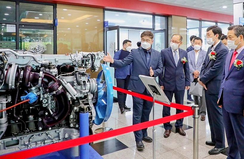 만트럭버스코리아가 대구 영남이공대학교에 만 D26 엔진을 기증했다. 사진=만트럭버스코리아