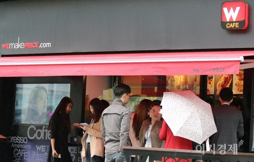 위메프는 최근 여행과 공연에 특화된 앱 ‘W여행컬처’를 선보이고, 올해 실적 반등을 노린다. 서울 삼성동에 있는 위메프 카페. 이곳은 자사 임직원과 행인들에게 가성비가 탁월한 음료를 판매한다. 사진=김보람 기자