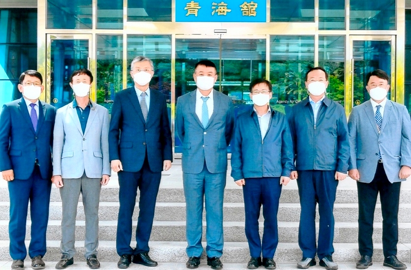 박기문(가운데) STX엔진 대표이사가 해양기술연구원을 찾아 관계자들과 기념사진을 찍고 있다. 사진=STX엔진