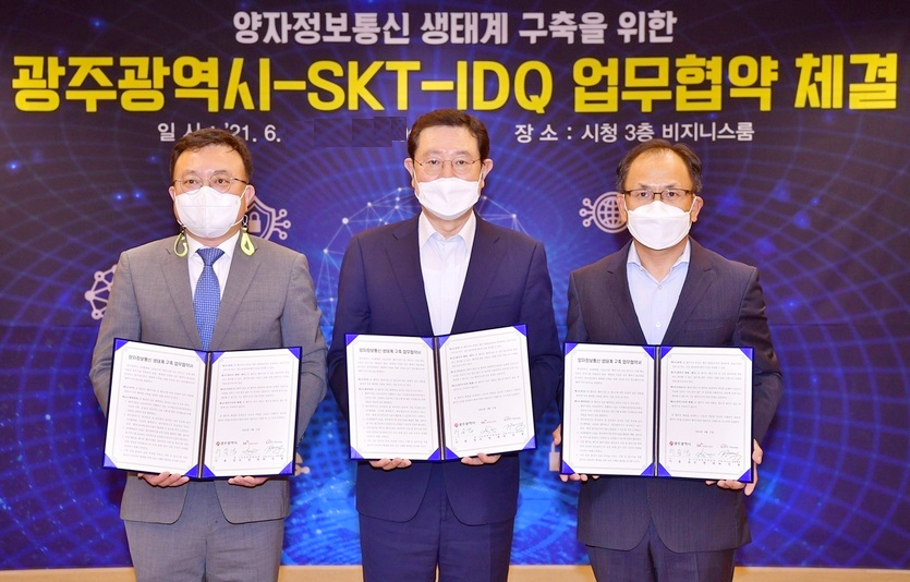 (왼쪽부터)조영록 SK텔레콤 성장지원실장, 이용섭 광주시장, 하민용 IDQ코리아 대표가 협약체결 후 기념사진을 찍고 있다. 사진=SK텔레콤