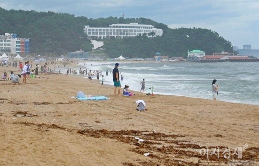 6월 셋째주 주말은 전국에 대체로 구름이 많은 가운데 서울, 경기, 강원, 경북 등의 지역은 일요일 오후부터 비가 오겠다. 강원도 양양 낙산해수욕장. 사진=김보람 기자
