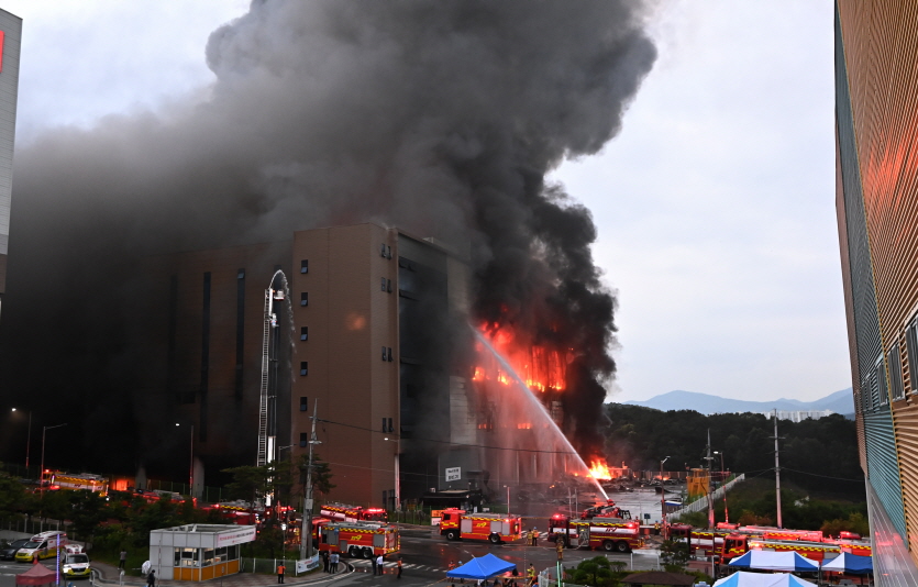 6월 17일 오후 경기도 이천시 마장면 쿠팡 덕평물류센터에서 화재가 발생해 소방대원들이 진화작업을 벌이고 있다. 사진=뉴시스