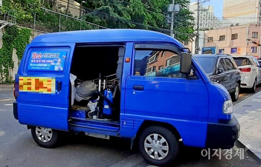 구직난 등으로 생계형 창업이 늘면서 중고 경상용차와 1톤 트럭을 찾는 고객이 많다. 건물 청소 업체가 사용하는 다마스. 사진=정수남 기자