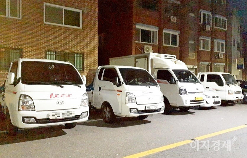 1톤 트럭인 현대차 포터와 기아차 봉고 중고 수요도 급증했다. 포터(왼쪽 첫번째, 두번째)와 봉고(왼쪽세번째). 사진=정수남 기자
