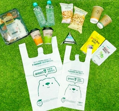 세븐일레븐은 생분해성 원료를 사용해 만든 친환경 봉투를 선보였다. 사진=세븐일레븐