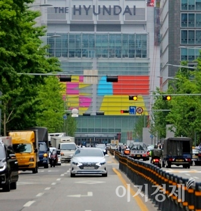 현대백화점그룹은 ‘비전 2030’을 통해 100년 기업으로 도약한다. 올초 문을 연 서울 여의도 더 현대. 사진=김보람 기자