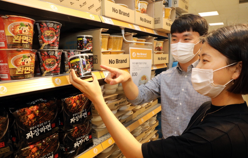 이마트 노브랜드가 7월 14일까지 ‘대박라면 고스트페퍼 스파이시 치킨 컵라면’을 신세계포인트 적립 시 23% 할인한 980원에 선보인다. 사진=이마트