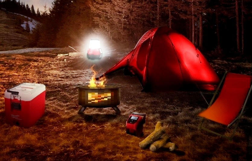 (왼쪽부터)밀워키 팩아웃 15ℓ 콤팩트 쿨러, M18 LED 멀티 작업등, M12 콤팩트 에어펌프. 사진=밀워키