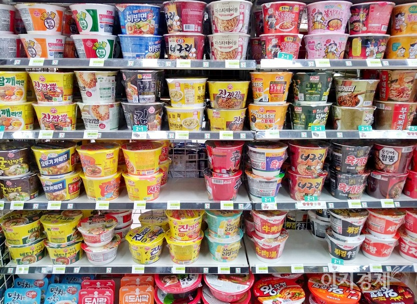 라면 3사의 올해 1분기 영업이익은 코로나19 역기저효과와 원가 부담으로 동반 하락했다. 이들 3사의 1분기 영업이익은 전년 동기보다 평균 36.5% 급락했다. 편의점 용기면 매대. 사진=김보람 기자