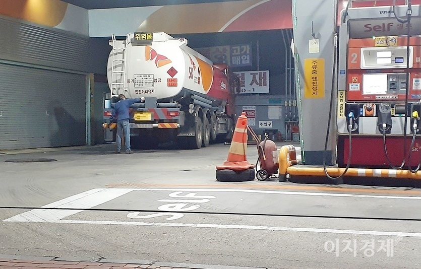 경기 성남 둔촌대로 하대원동 구간에 있는 셀프주유소가 기름을 저유하고 있다. 통상 국내 주유소는 유가 변동 분을 주초에 판매 가격에 반영한다. 사진=정수남 기자