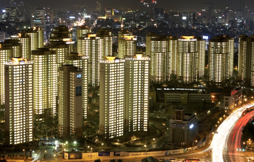 GS건설은 방배13구역 주택재건축정비사업조합이 국민은행 등으로부터 빌린 3842억원에 대한 채무 보증을 결정했다고 23일 공시했다. 사진=GS건설