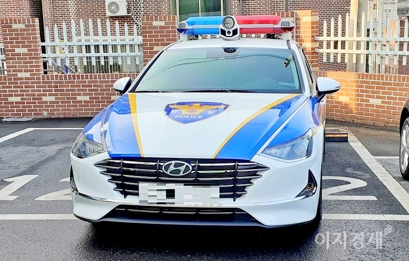 여고괴담:모교의 중후반에서 현대자동차 쏘나타 경찰차가 한차례 등장한다. 사진=정수남 기자