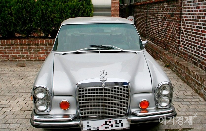 벤츠 세단과 지프의 루비콘은 중국 작품 ‘그 여름, 가장 차가웠던’에 등장하지만, 큰 홍보 효과를 내지는 못한다. 사진=정수남 기자