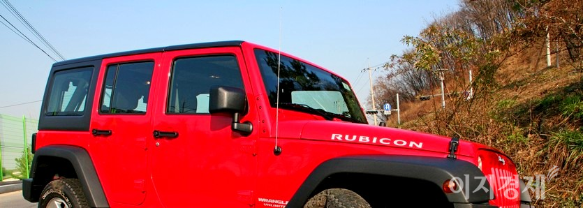 벤츠 세단과 지프의 루비콘은 중국 작품 ‘그 여름, 가장 차가웠던’에 등장하지만, 큰 홍보 효과를 내지는 못한다. 사진=정수남 기자