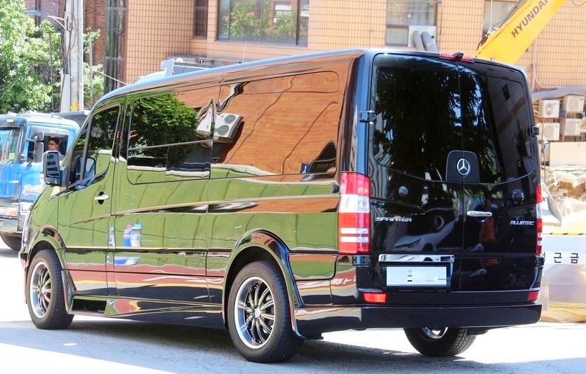 킬러의 보디가드 극 전반에 걸쳐 벤츠 밴과 레인지로버가 나오면서 이들 브랜드가 톡톡한 홍보 효과를 낸다. 사진=정수남 기자