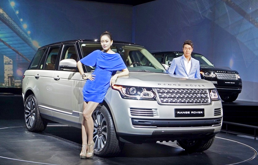 킬러의 보디가드 극 전반에 걸쳐 벤츠 밴과 레인지로버가 나오면서 이들 브랜드가 톡톡한 홍보 효과를 낸다. 사진=정수남 기자