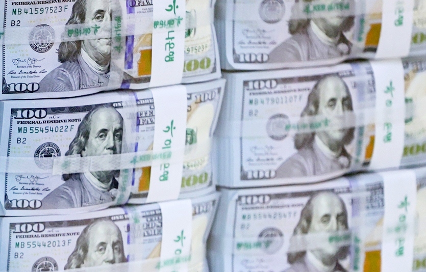 서울 외환시장에서 25일 원달러 환율이 달러당 1131.8원으로 전날 종가보다 3.1원 하락하면서 출발했다. 사진=하나은행