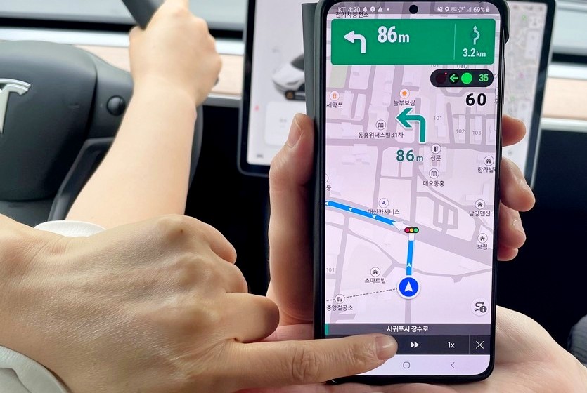 KT 원내비의 교통신호 정보를 실행하는 모습. 사진=KT