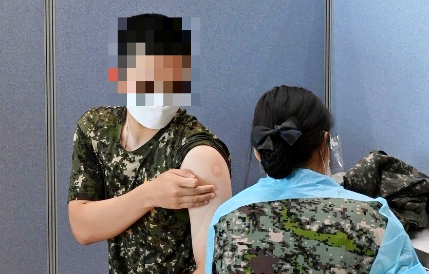 코로나19 예방접종대응추진단이 최근 사회 필수인력에 대한 접종을 실시했으나, 미접종자에 대한 접종을 추가로 실시한다. 군인이 코로나19 백신을 맞고 있다. 사진=뉴시스